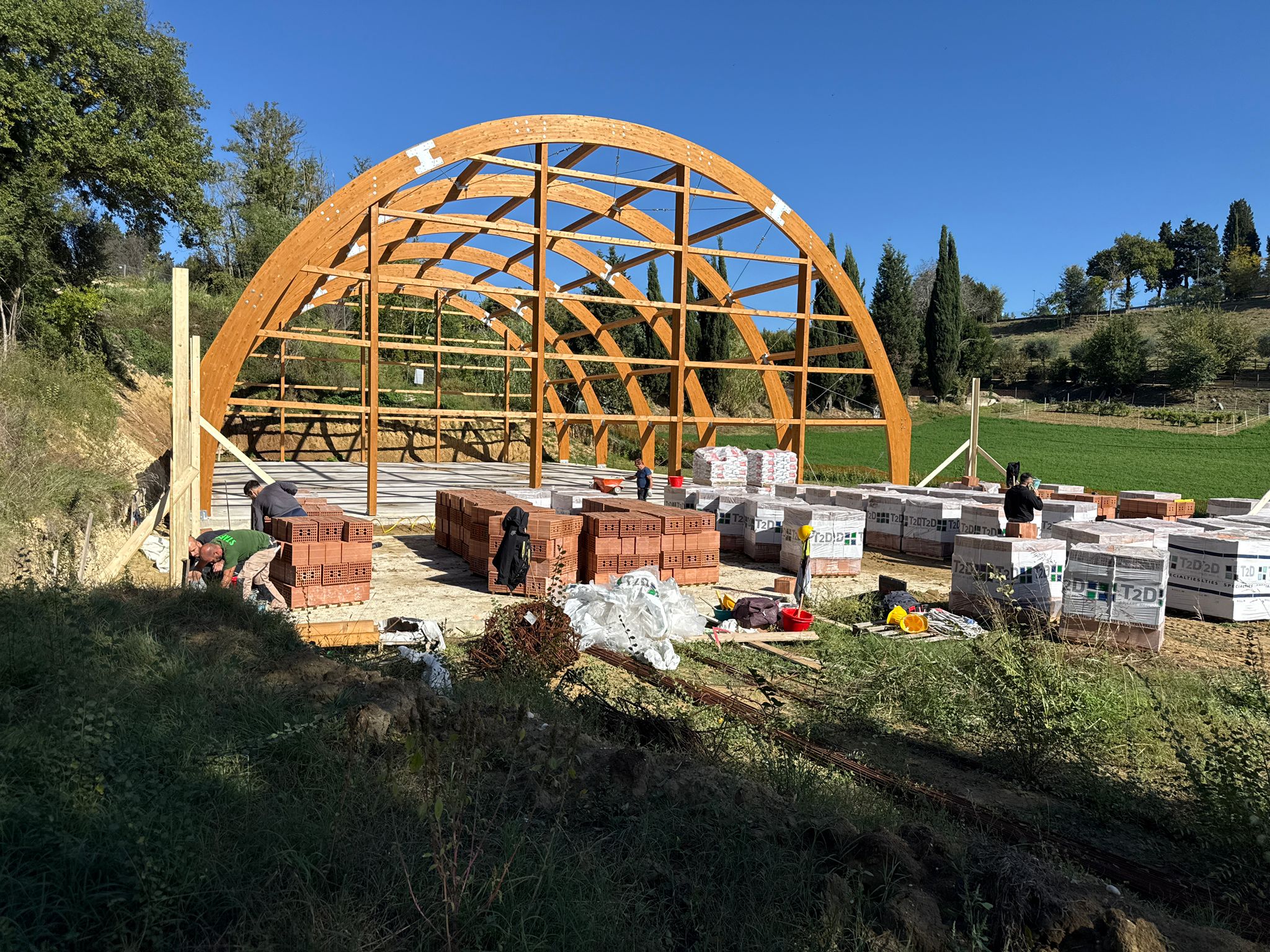 Cantiere di una struttura con archi in legno lamellare